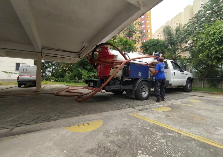 desentupimento com caminhão de sucção e hidrojateamento