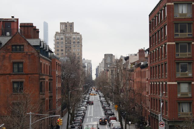  Rua residencial com prédios de tijolos em Lower Manhattan