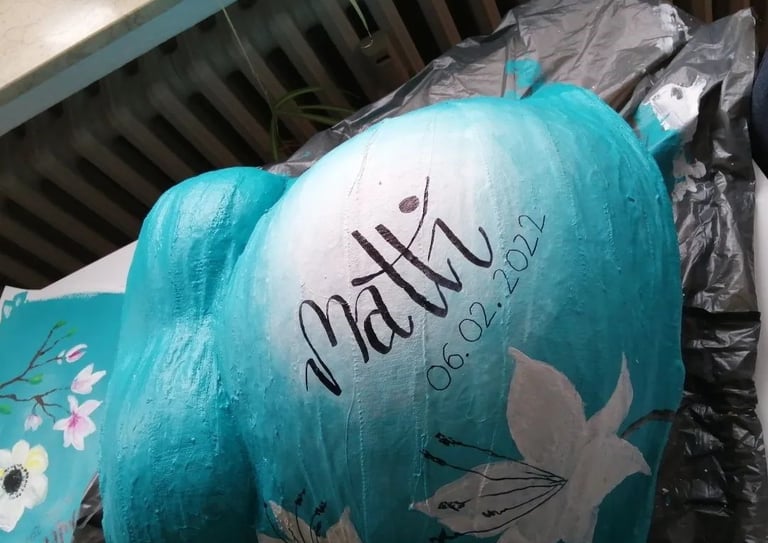 Gipsbauch bemalt mit blauer Acrylfarbe