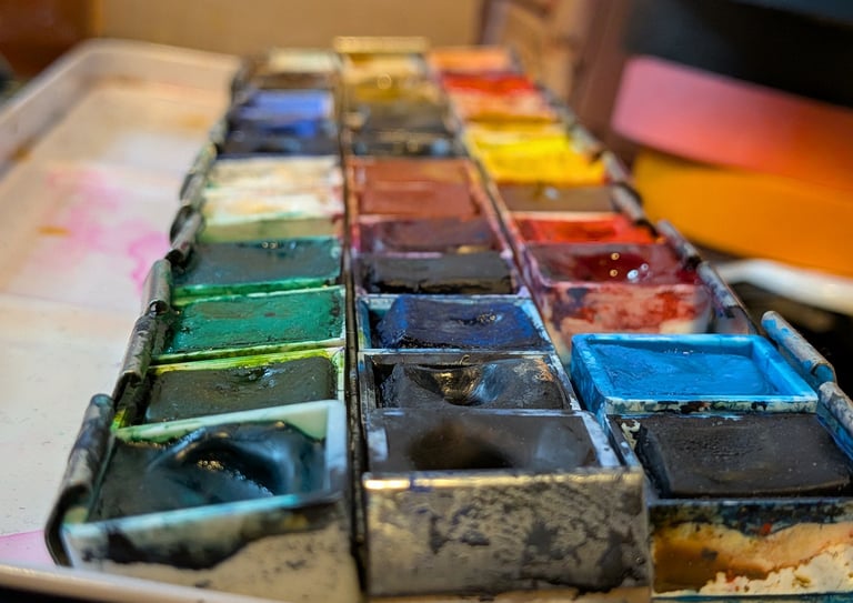 Macro foto van een aquarel pallet met napjes verf