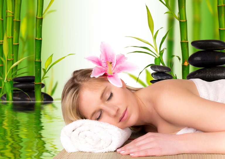 Une femme allongée, profitant d'un moment de détente au spa