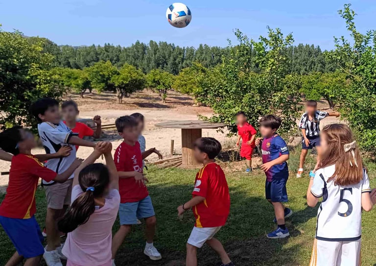 Niños jugando a fútbol en una Masía en una animación para un cumpleaños infantil