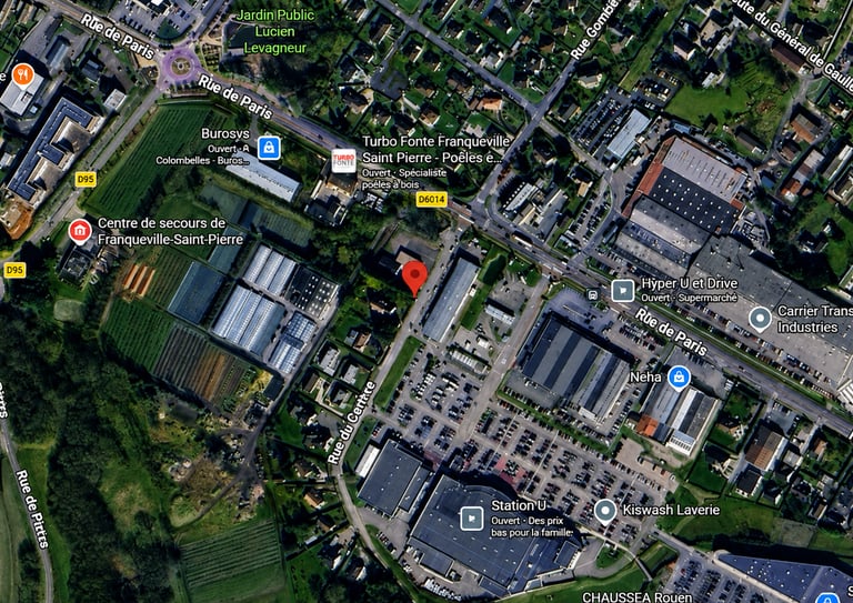 Vue aérienne de la Résidence Santini à Franqueville-Saint-Pierre, montrant la proximité immédiate de