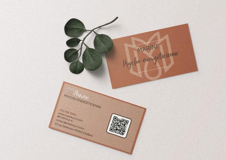 Cartes de visite avec le logo d'une psycho-énergéticienne à côté d'une feuille d'eucalyptus.