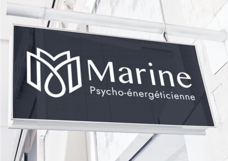 Enseigne extérieur de thérapeute psycho-énergéticienne avec un logo initial blanc.