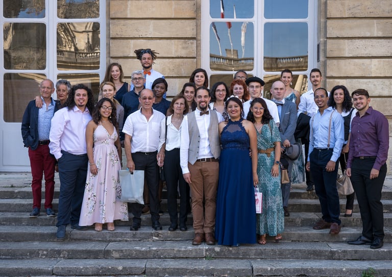 Photographie du groupe d'invités au mariage