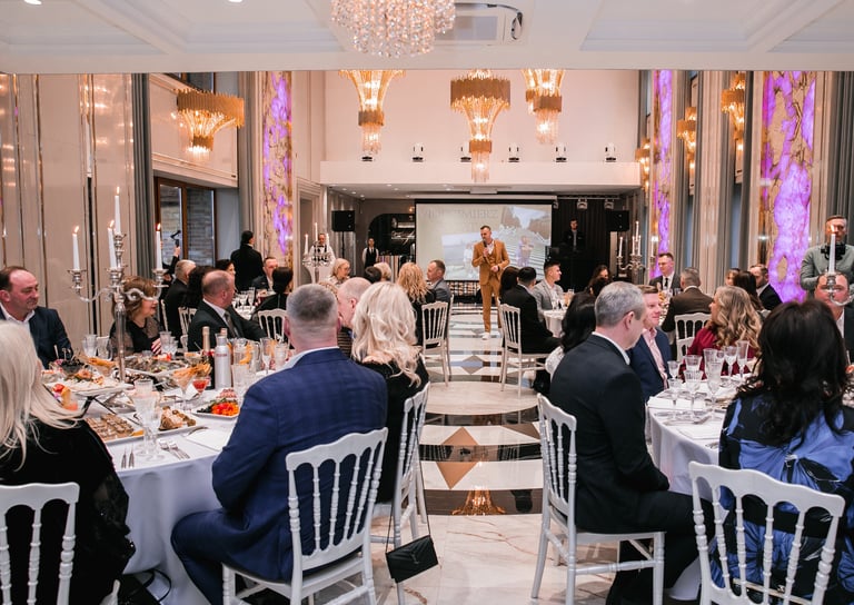 Renginių vedėjas Arjuš Kuranovič veda gimtadienio šventę