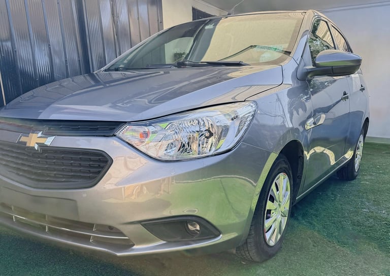 Auto recién cambiado de parachoque y recién pintado
