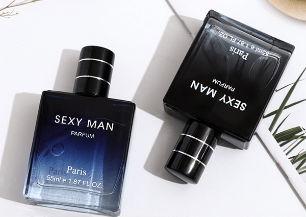 deux flacons de parfums couchés