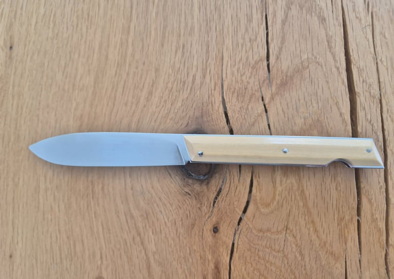 Couteau à cran forcé artisanal avec manche clair et lame satinée