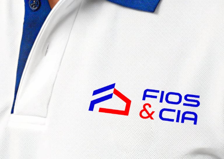 Camisa branca com logo Fios & Cia em azul e vermelho, ao lado de símbolo geométrico estilizado.
