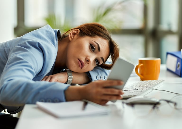 jeune femme fatiguée physiquement et épuisée mentalement