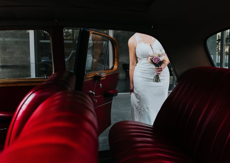 fotografía de novia entrando al auto