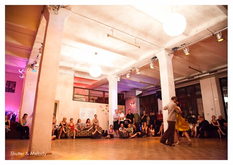A dance teacher presentation at Tango Macht Schön.