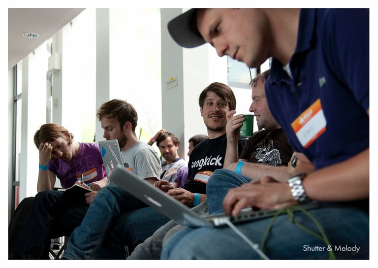 Männer arbeiten an ihren Computern beim MTV Hack Day 2011.