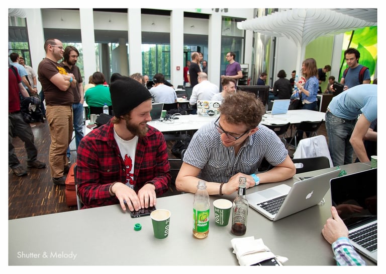 Zwei IT-Leute scherzen beim MTV Hack Day 2011.