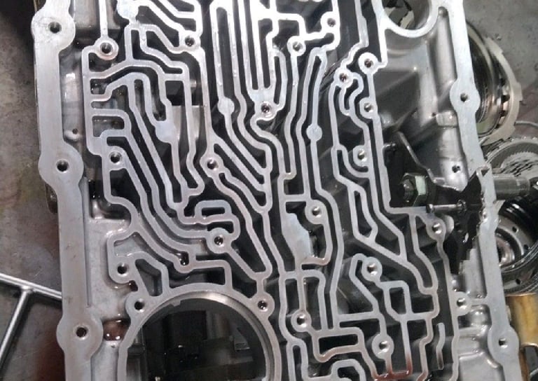 cambio automatico smontato nell'officina Spione