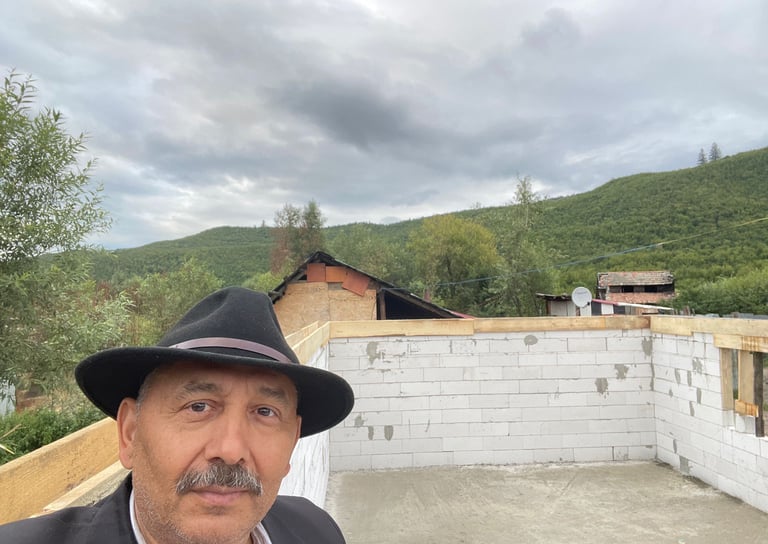 Pastor Luca tar bilde av byggeprosessen.