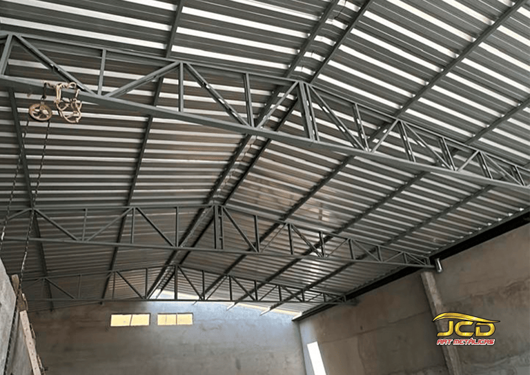 estrutura e telha de aço galvanizado