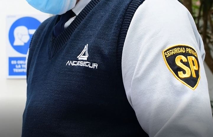 Agente brindando Servicios de Seguridad