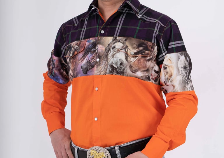 Camisa a cuadros naranja y morado de estilo occidental con estampado de caballos salvajes y hebilla