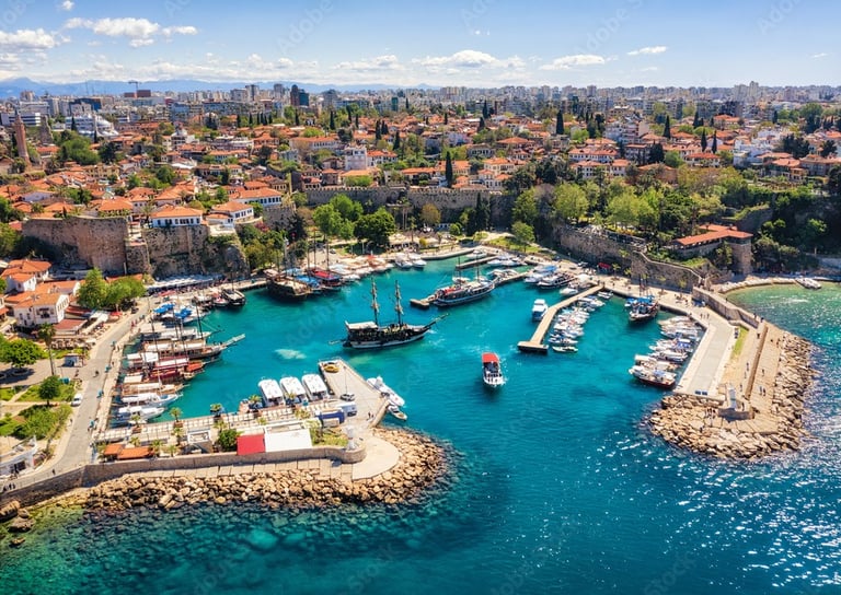 Antico porto di Kaleici nel centro storico di Antalya in Turchia
