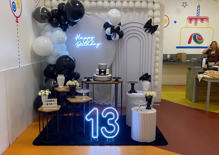 Aluguel de decoração teen preta e branca na Freguesia do Ó com painel ripado e laços decorativos