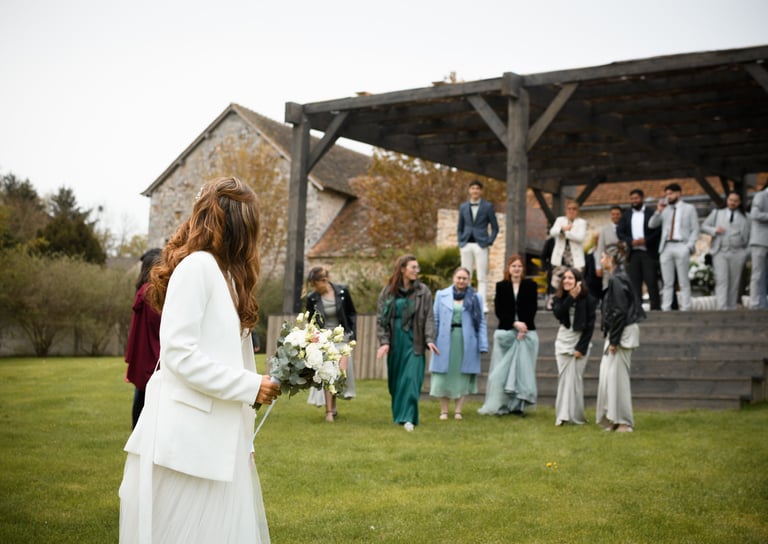 La mariée qui se prépare aux jeté de bouquet. Les témoins et invités se préparent pour l'attraper