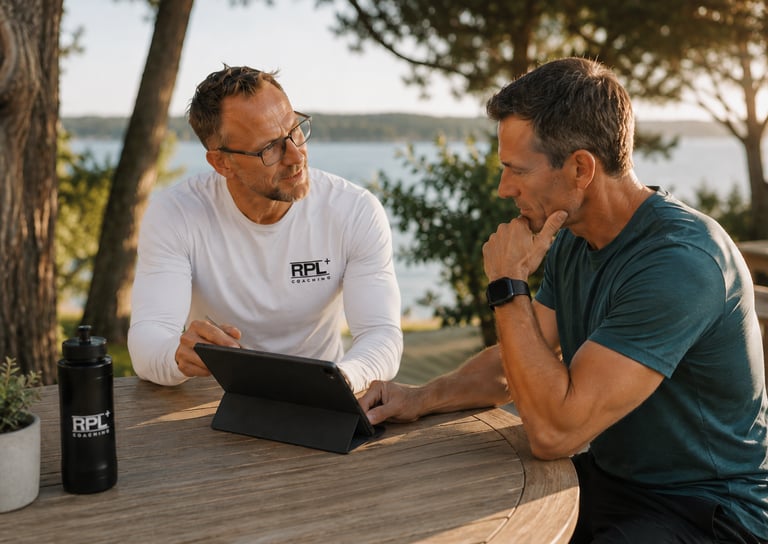 Coach RPL+ avec son client réalisant un premier bilan pour planifier l'accompagnement en fonction des objectifs souhaités