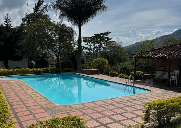 Casa para internos con naturaleza piscina buen ambiente piscina y espacios para recrearse