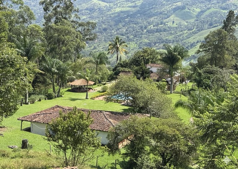 Casa para internos con naturaleza piscina buen ambiente queda en el campo y cerca a la ciudad de med