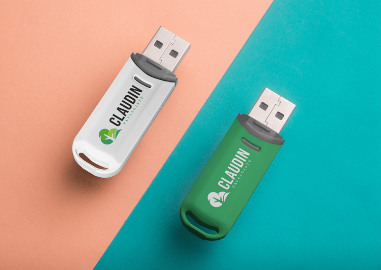 Deux clés USB personnalisées avec le logo d'un service de conception et entretien de jardin.