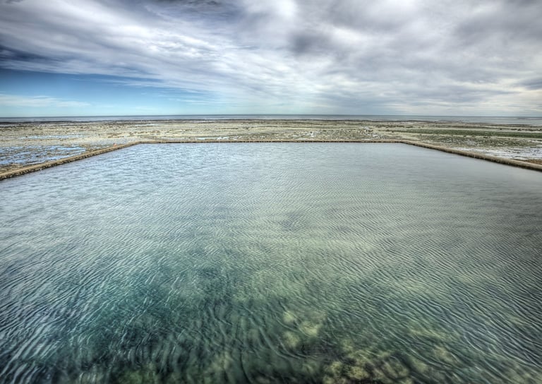 Un bassin devant la mer