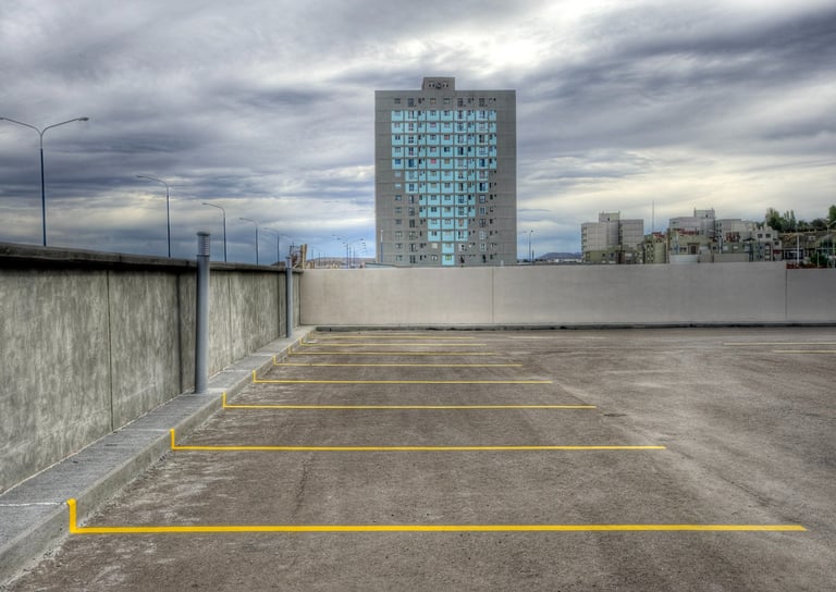 Un immeuble et un parking en Patagonie