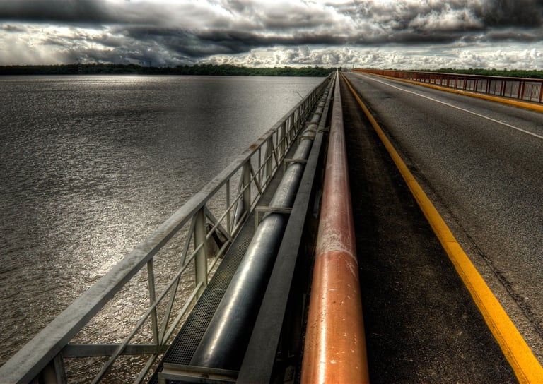 Le pont de Cayenne en Guyane par temps d'orage