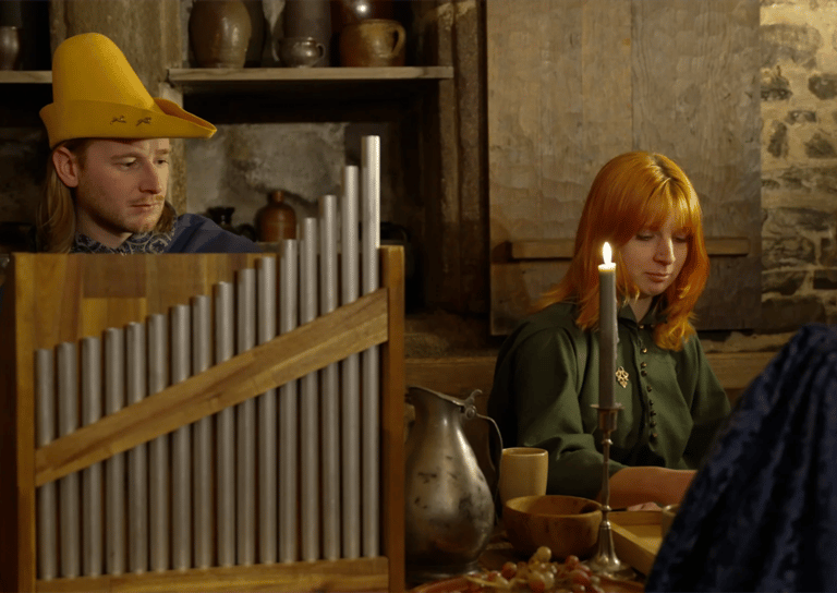 Un musicien joue sur un orgue portatif dans une taverne. Oganetto
