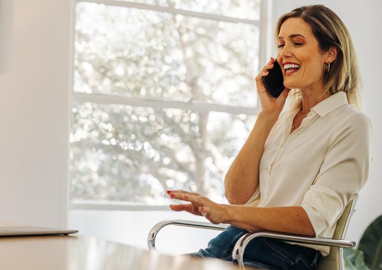femme épanouie par son travail