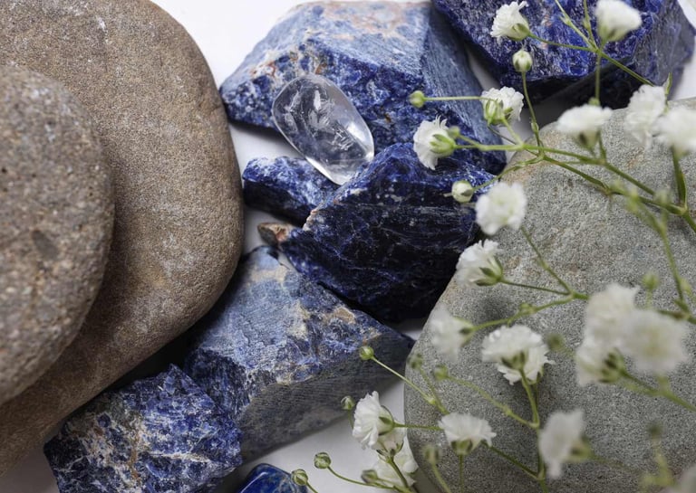  Piedras naturales de sodalita azul con rocas de río grises y flores de aliento de bebé blancas