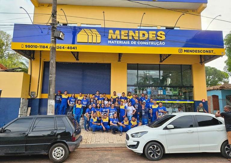 foto dos colaboradores em frente a loja matriz