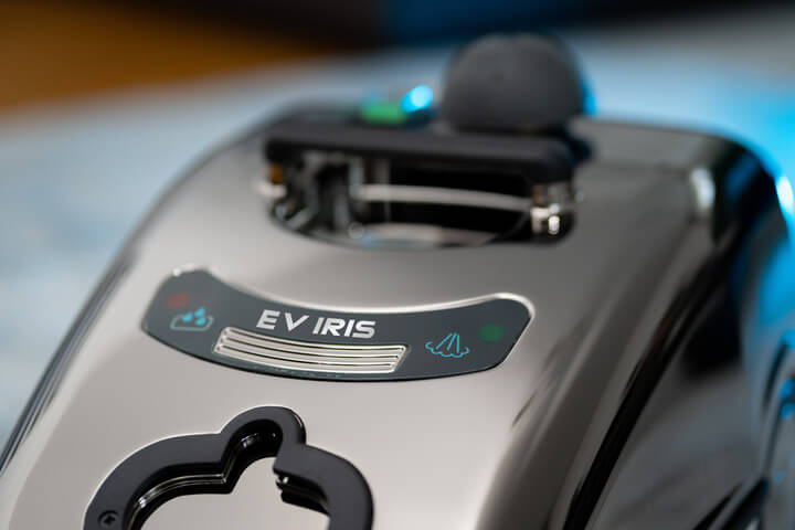 Kompaktowa myjka parowa EV Iris łącząca wysoką mobilność z profesjonalną mocą dezynfekcji. Idealna dla gabinetów i  biur.