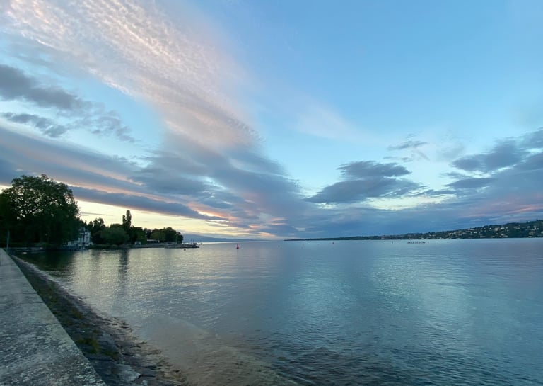 Beautiful view at dusk of lake Geneva, lac Léman