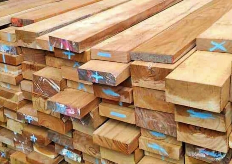 menyediakan bahan bangunan berkualitas tinggi. Kayu kaso, balok papan, Kayu meranti, kayu sengon,