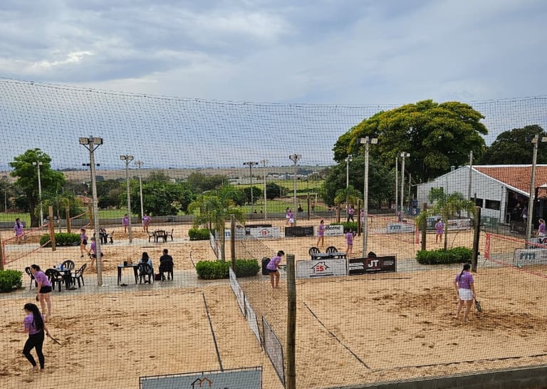 Aulas de beach tennis em grupo no Ace Beach Sports Iguatemi