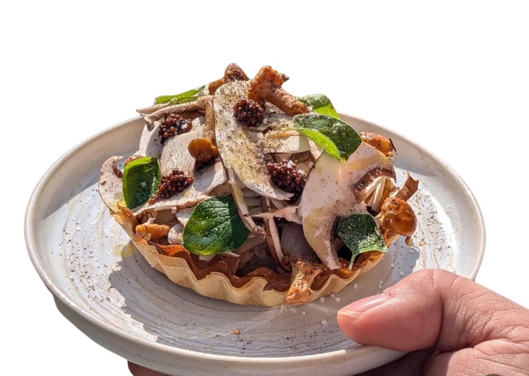 Une personne tient une assiette avec une tartelette généreuse