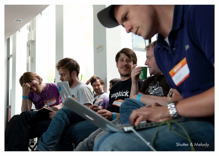 Männer arbeiten an ihren Computern beim MTV Hack Day 2011.