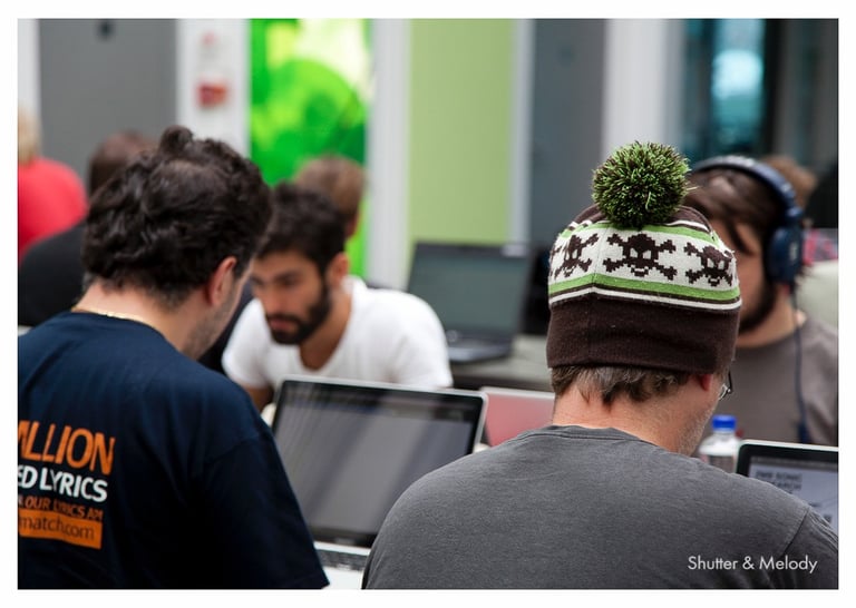 Männer konzentrieren sich auf ihre Arbeit bei den MTV Hack Days.