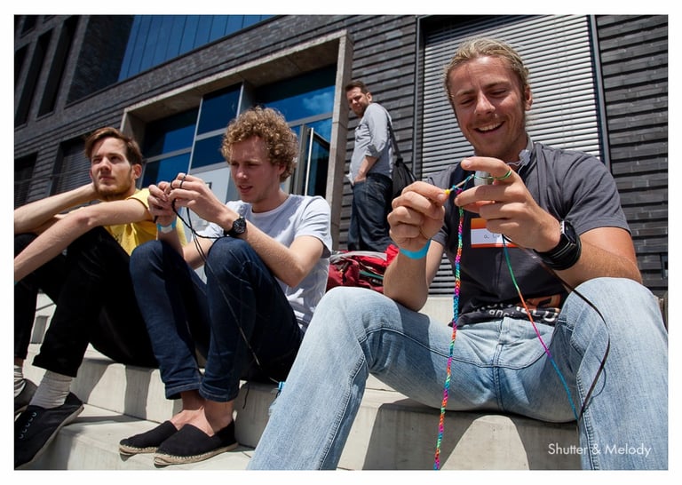 Die Teilnehmer des MTV Hack Day weben draußen in der Sonne.