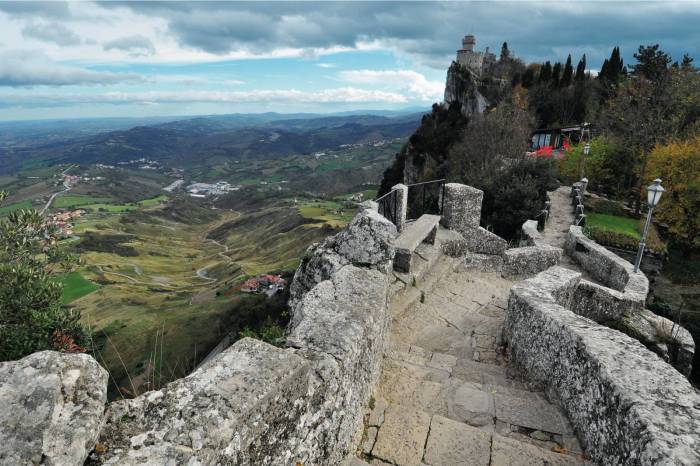 Rocca del monte Titano, mura di cinta, entroterra, monumeti in Romagna