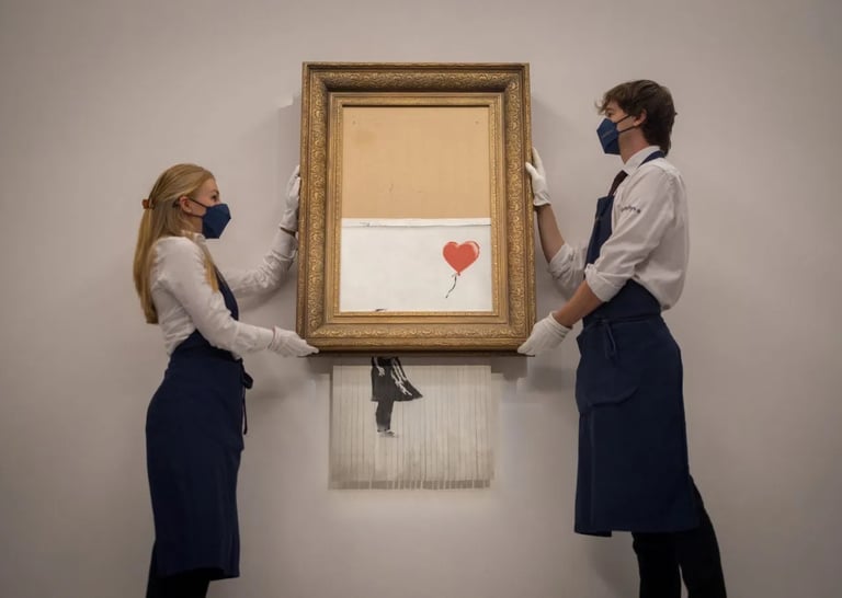 Desenho emoldurado de uma menina com balão, parcialmente triturado por um triturador de papel dentro
