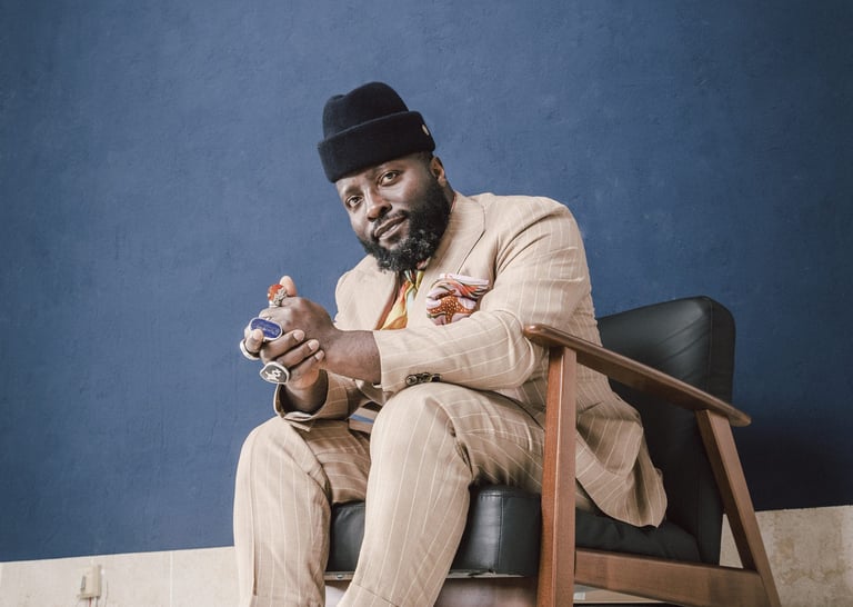 curador Bonaventure Soh Bejeng Ndikung, figura influente no cenário global da arte contemporâne